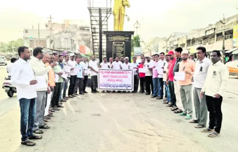 పత్రికా స్వేచ్ఛను కాలరాస్తే సహించేది లేదు 
