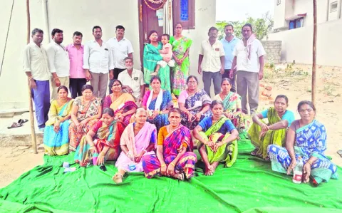 భార్యలను ఇంట్లో నుంచి గెంటేసిన తండ్రి, కొడుకు