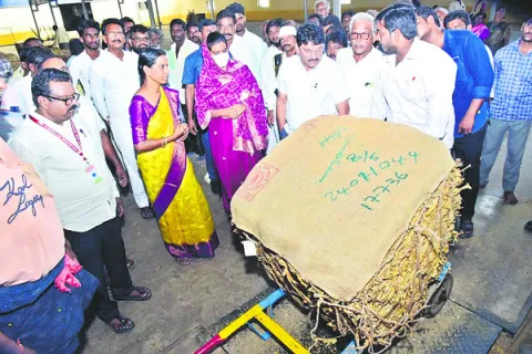 డిమాండ్‌ ఉన్నా ధర దక్కనివ్వడం లేదు 