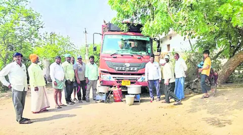 సీడ్‌ డబ్బులు ఇవ్వలేదని రైతుల ఆందోళన 