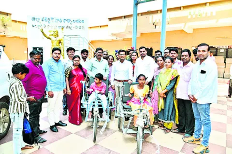 దివ్యాంగులకుఉపకరణాల పంపిణీ
