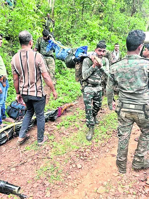 దట్టమైన అటవీ ప్రాంతం నుంచి కాలినడకన.. 