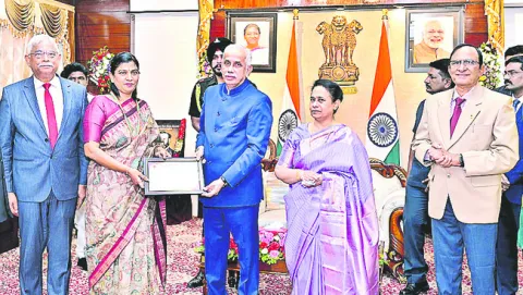 కలెక్టర్‌ ప్రశాంతికి రెడ్‌క్రాస్‌ పురస్కారం 