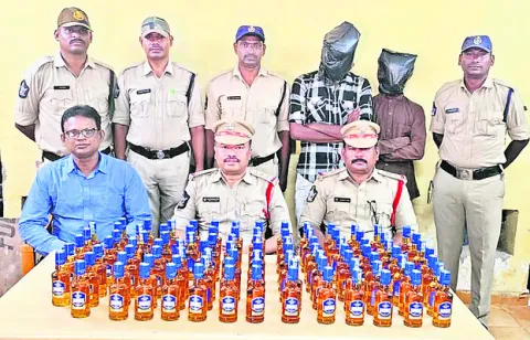 మద్యం దుకాణంలో చోరీ నిందితుల ఆరెస్టు