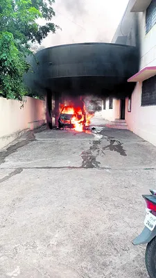 షార్ట్‌సర్క్యూట్‌తో కారు దగ్ధం 