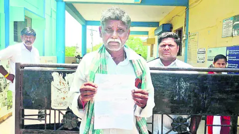 గిరిజన రైతు ఆత్మహత్యాయత్నం 