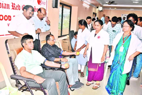 రక్తదానం చేసి స్ఫూర్తి నింపిన కలెక్టర్‌