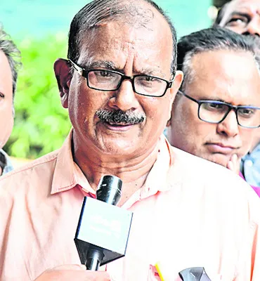 ప్రజాస్వామ్యానికి గొడ్డలిపెట్టు 
