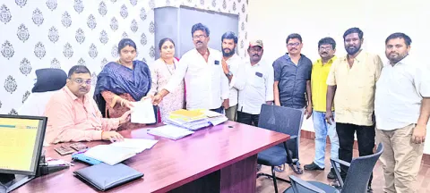 మున్సిపల్‌ వైస్‌ చైర్మన్‌లపై అవిశ్వాసం నోటీసు 