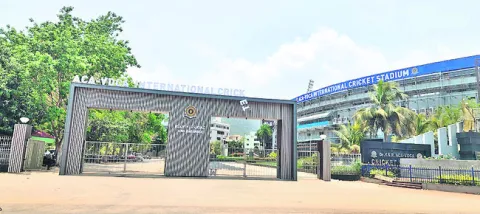 స్టేడియం పనులు క్లీన్‌బౌల్డ్‌