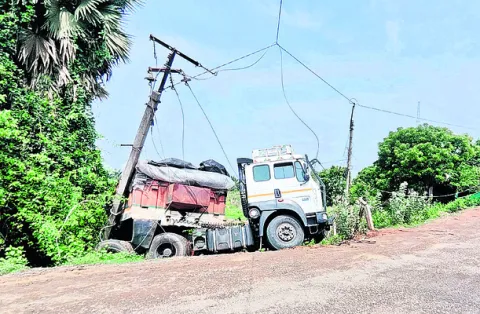 విద్యుత్‌ స్తంభాన్ని ఢీకొట్టిన లారీ