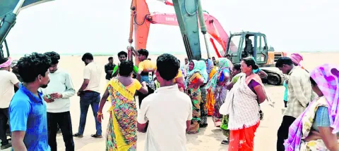 ఇసుక తవ్వకాలపై సొసైటీ సభ్యుల ఆగ్రహం