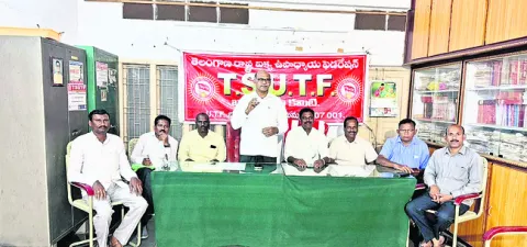 ప్రభుత్వ పాఠశాలలను బలోపేతం చేయాలి 