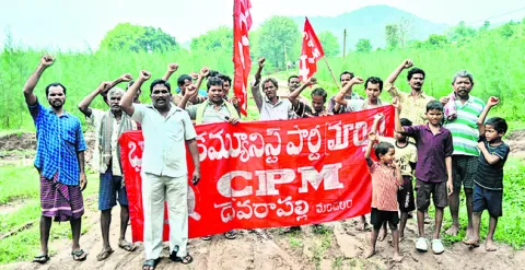 బురద రోడ్డులో గిరిజనుల ఆందోళన 