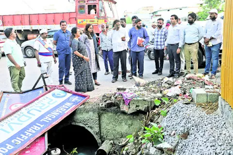 డ్రెయినేజీల పరిశీలన