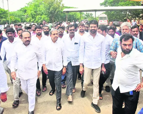వైఎస్సార్‌సీపీ నేతలు కేసులకు భయపడరు 