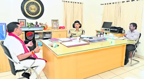 ఫుట్‌పాత్‌ ఆక్రమణలను తొలగించాలి 