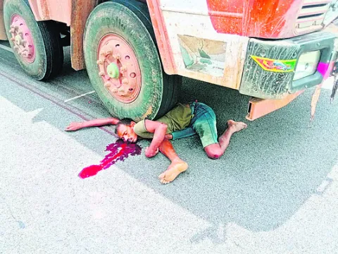 ట్యాంకర్‌ ఢీకొని యువకుడి మృతి 
