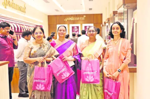 పద్మం సిల్వర్‌ జ్యూయలరీ షోరూం ప్రారంభం 