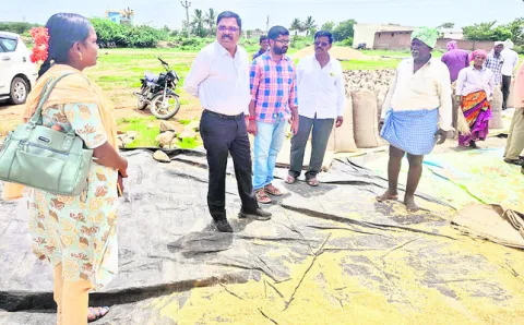 రైతులతో డబ్బులు వసూలు చేయొద్దు