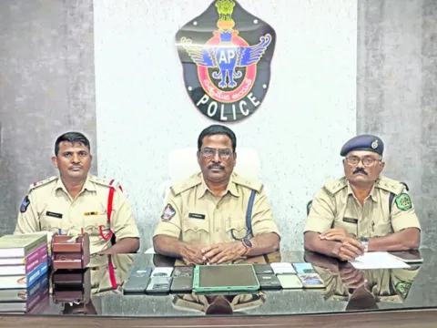 హాస్టళ్లలో సెల్‌ఫోన్ల చోరీ కేసు ఛేదన 