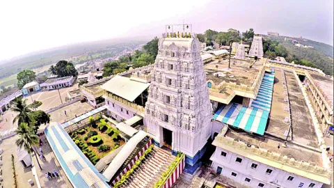 రత్నగిరి.. కిక్కిరిసి..