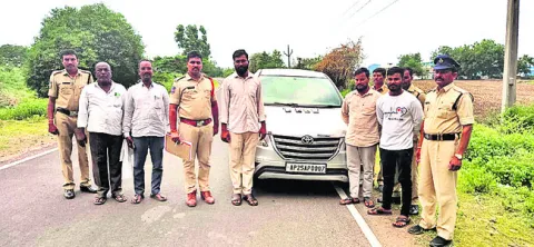 దౌర్జన్యానికి పాల్పడిన ముగ్గురి రిమాండ్‌