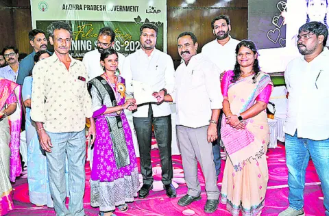 విద్యార్థులకు షైనింగ్‌ స్టార్స్‌ అవార్డుల ప్రదానం