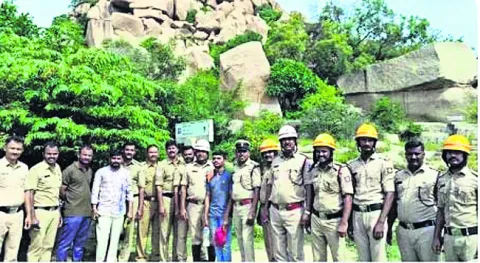 మాతంగ పర్వతంలో పర్యాటకుడు క్షేమం
