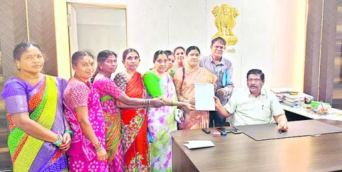 బిల్లులు వెంటనే చెల్లించాలి