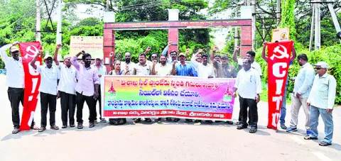 ‘స్టీల్‌ప్లాంట్‌ కార్మికులను విధుల్లోకి తీసుకోవాలి’ 