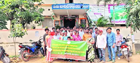 తహసీల్దార్‌ కార్యాలయం వద్ద ఆదివాసీల ధర్నా 