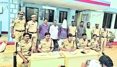 వివాహిత హత్యకేసులో నిందితుడి అరెస్ట్‌