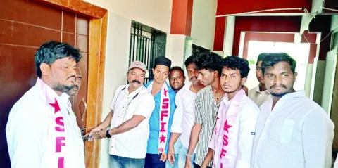 ‘నారాయణ’లో పాఠ్య పుస్తకాల గది సీజ్‌ 