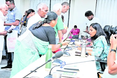 అర్జీలు త్వరగా పరిష్కరించాలి