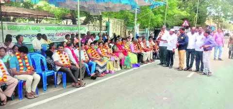 ప్రభుత్వ పెద్దలు మొండి వైఖరి విడనాడాలి