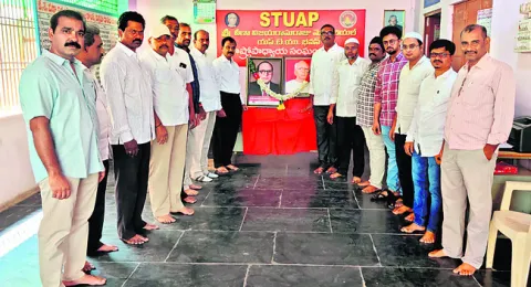 త్యాగాల నుంచి స్ఫూర్తి పొందాలి
