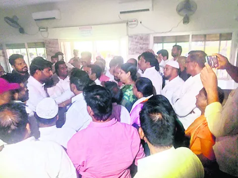 కాంగ్రెస్‌లో రెండు వర్గాల మధ్య తోపులాట