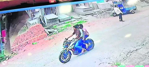 బైకర్‌ మెడలో నుంచి..