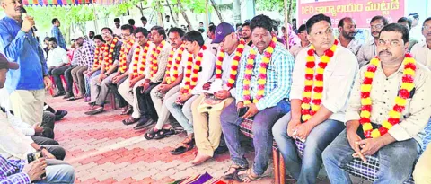 మాన్యువల్‌ కౌన్సెలింగ్‌ కోరుతూ టీచర్ల నిరశన 