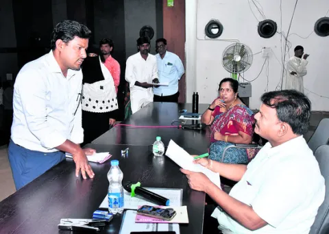 అర్జీలను గడువులోపు పరిష్కరించాలి