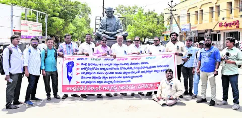 జర్నలిస్టు చట్టాలను పునరుద్ధరించాలి