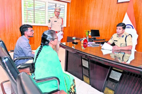 ఆటోల్లో కూర్చొని ఇళ్లముందు మద్యం సేవిస్తున్నారు