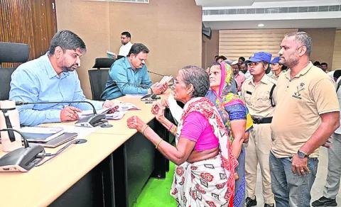 అర్జీలు త్వరగా పరిష్కరించాలి