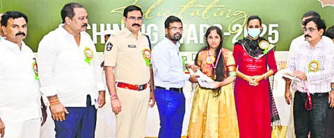 విద్యార్థులకు షైనింగ్‌ స్టార్స్‌ అవార్డుల అందజేత
