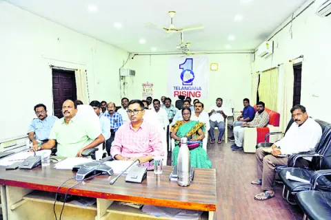 ఇందిరా మహిళా శక్తి భవనాలు పూర్తి చేయాలి