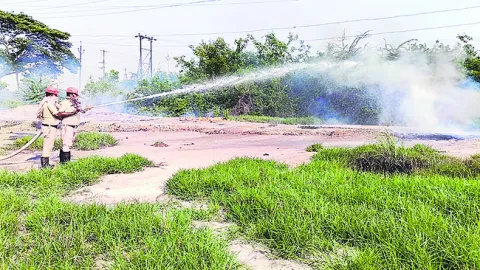 ఎండ వేడికి పేలిపోయిన ట్రాన్స్‌ఫార్మర్‌ 
