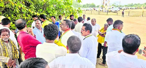 అసంతృప్తుల నోరు నొక్కేశారు! 
