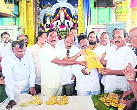 శ్రీవారి ఆలయాన్ని స్వాధీనం చేసుకున్న దేవదాయ శాఖ అధికారు