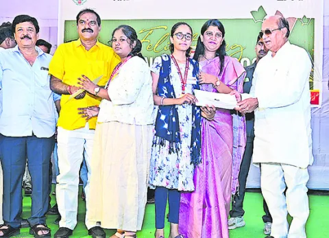 విద్యార్థులకు షైనింగ్‌ స్టార్స్‌  అవార్డుల ప్రదానం 